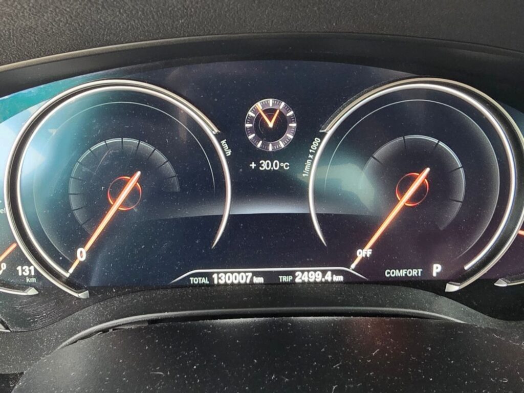 BMW 520d 계기판에 표시된 누적 주행거리 130007km