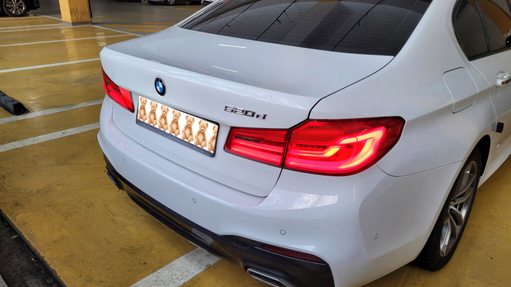 흰색 BMW 520d G30 후면과 점등된 테일램프