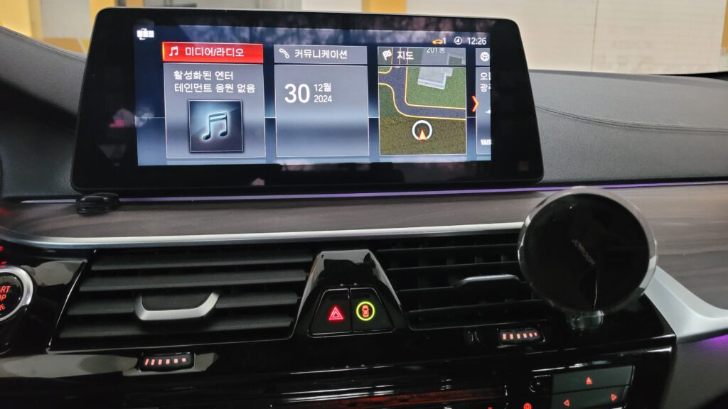 BMW 520d 인포테인먼트 화면의 활성화된 엔터테인먼트 음원 없음 메시지